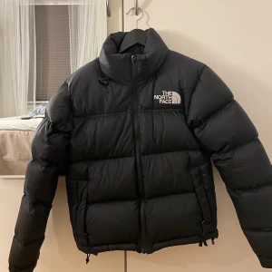 The north face jacka - The north face jacka i storlek XS men passar mig som har storlek S. Använd max ett par gånger och ser som ny ut. Skriv vid intresse!