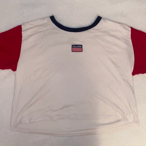 Hollister croppad t-shirt - Hollister tröja. Använd men i bra skick, måste bara strykas. 