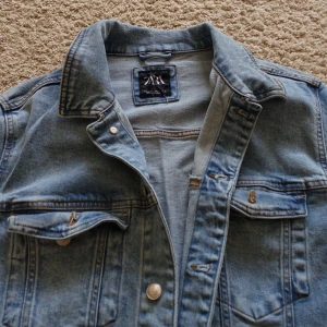 Tröja från Zara - Nästan ny jeans jacka ( som ny ) använde ba 2,3 gånger