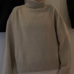 Stickad polo  - Stickad polotröja från H&M i storlek S, perfekt nu till hösten! 