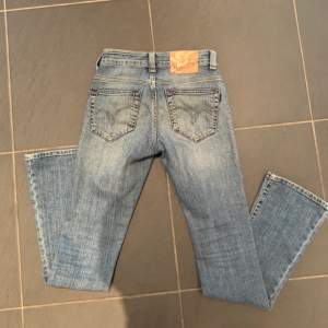 Jättefina lågmidjade utsvängda jeans från crocker i bra skick. Passar någon som har 24-25 i jeansstorlekar!