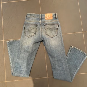 Lågmidjade bootcutjeans - Jättefina lågmidjade utsvängda jeans från crocker i bra skick. Passar någon som har 24-25 i jeansstorlekar!