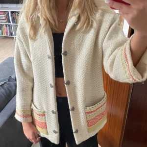 Mönstrad höst/vårjacka  - En fin mönstrad tygjacka som köptes på secondhand. Jackans modell har ganska korta armar så passar nog allt från 34-38 beroende på hur man vill ha armlängden. Med ett par vantar vill man inget annat än gå på marknad i denna🥰 (Pris + Frakt)✨