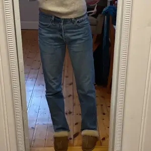 Jättefina vintage levis 501 jeans, midrise. Säljer för att jag har för många jeans. Dom är i jättebra skick. Storlek W31 L34 men skulle säga att dom är kortare.