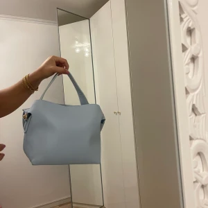 Väska NA-KD - Oanvänd väska från NA-KD. Färgen är i babyblå