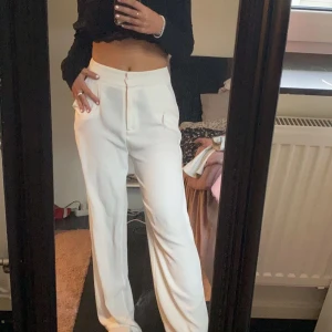 Kostymbyxor - Jag säljer dessa super fina kostym byxor från bikbok då dom är för stora och inte kommer till nån användning hos mig, stl är 36 och är helt nya endast provade orl pris 500kr jag säljer för 450kr pris kan absolut diskuteras, blir bud om många är intreserad