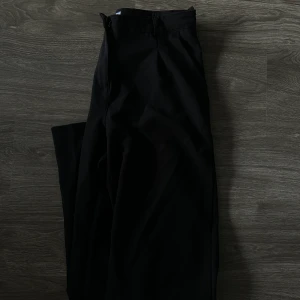 Högmidjade Kostymbyxa  - Högmidjade kostymbyxor från Madlady. De sitter som en smäck, mjuka och stretchiga. Storlek L 