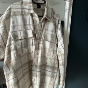 Skjortjacka Gina Tricot  - Säljer denna snygga skjortjacka från Gina Tricot. Storlek: L Kan skickas eller mötas upp. Köparen står för frakt skickas spårbart om köparen inte önskar annat fraktset