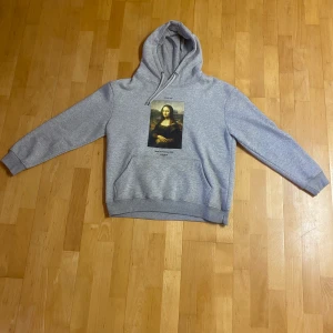 Grå hoodie  - Grå hoodie, storlek M