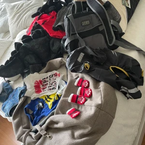 Hundväskor och kläder  - Hund artiklar för små hundar 🐕  Kläder, strumpor, väska, bärsele och bädd för små hundar allt säljas för 500 , eller separata priset kan diskuteras, bara kläderna använda resten är helt nya.