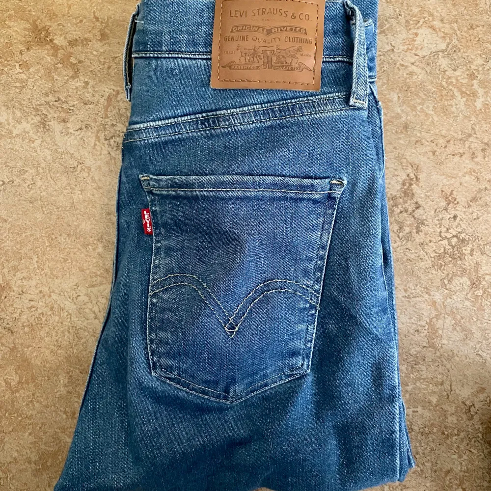 Levi’s Mile High Skinny Jeans in perfect condition! Bought two weeks ago and only worn once, since they are a bit too wide for me. Very comfortable and stretchy pair of jeans. Size waist: 26, size length: 32  Original price: 1349 SEK. Jeans & Byxor.