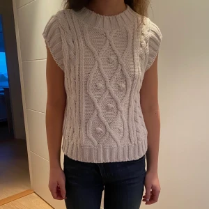 Stickad tshirt - Säljer min knappt använda stickade tshirt/väst från Dorothy Perkins. I superfint skick och så mjukt material!