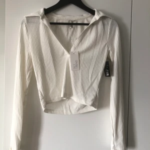 Helt ny vit tröja med krage  - Helt ny vit ribbad tröja med krage från nelly. Strl medium men passar small också 