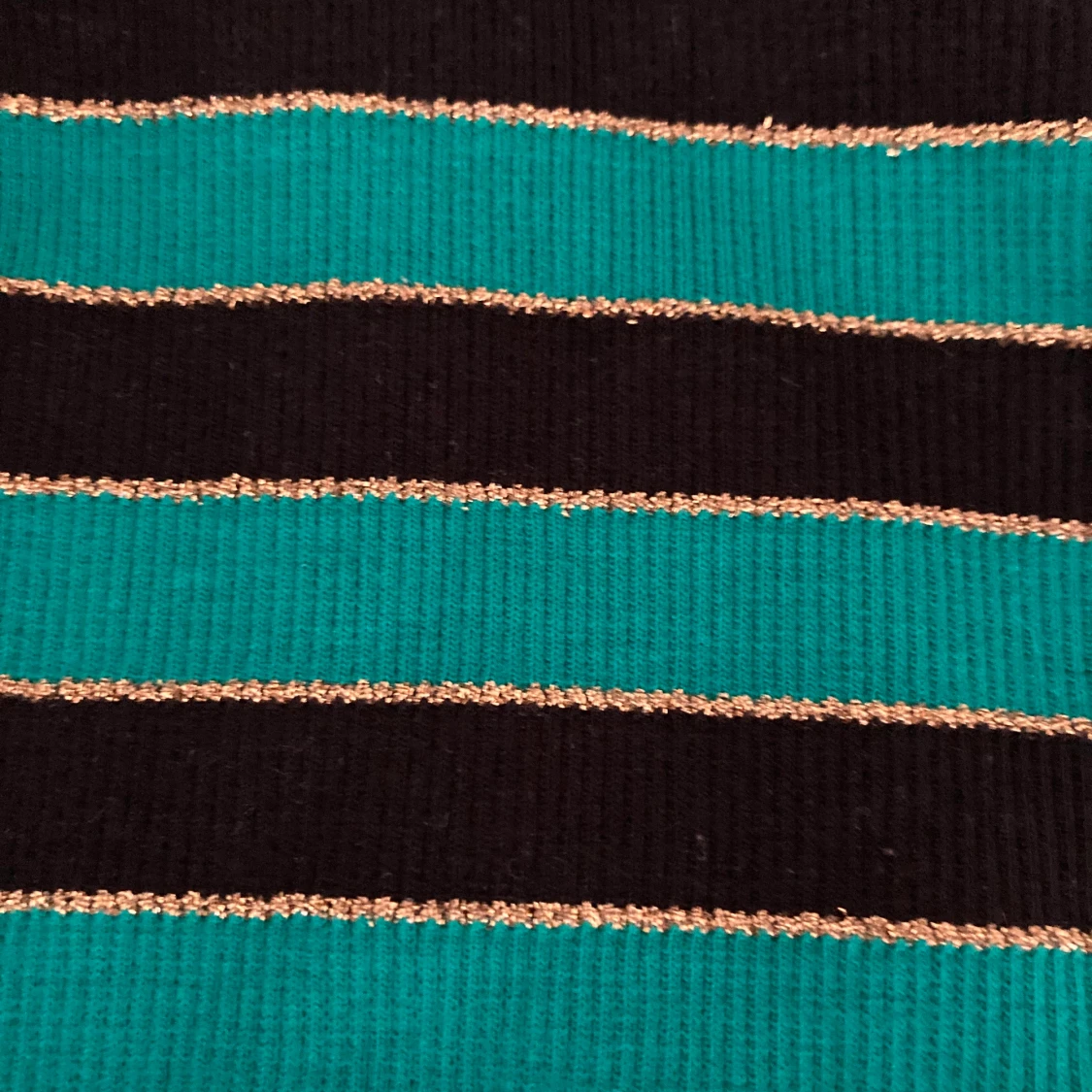 Guess randig tröja med gulddetaljer - 91