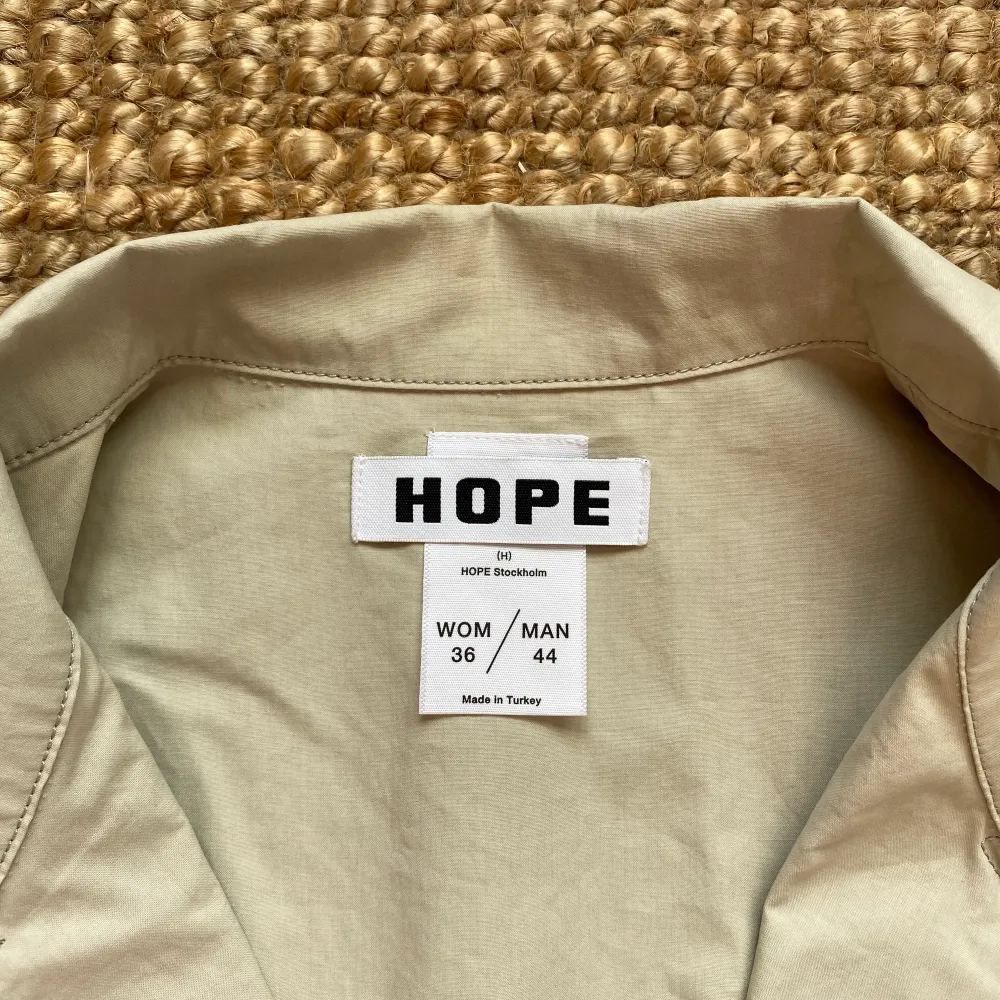Kortärmad skjorta från HOPE 🤎. Skjortor.