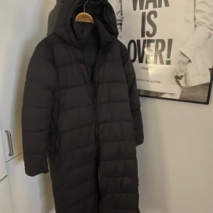 Zara dunjacka - Säljer felfri jacka från Zara. Otroligt skön. Storlek S men passar mig som har M. 450 inkl frakt! 