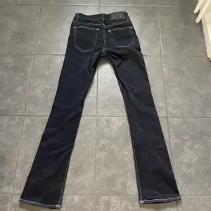 Lågmidjade jeans från tiger of Sweden i storlek 27/30. De är i nyskick. Innerbenslängd 78 midjemått rakt över 35💕