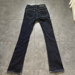 Lågmiidjade jeans - Lågmidjade jeans från tiger of Sweden i storlek 27/30. De är i nyskick. Innerbenslängd 78 midjemått rakt över 35💕