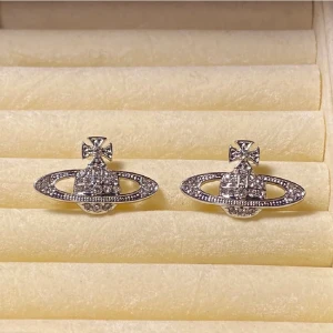 Vivienne westwood örhängen - KOPIA av Vivienne westwood örhängen super fina och i oöppnad förpackning, köparen står för frakten💞 (dem är inte i äkta silver)