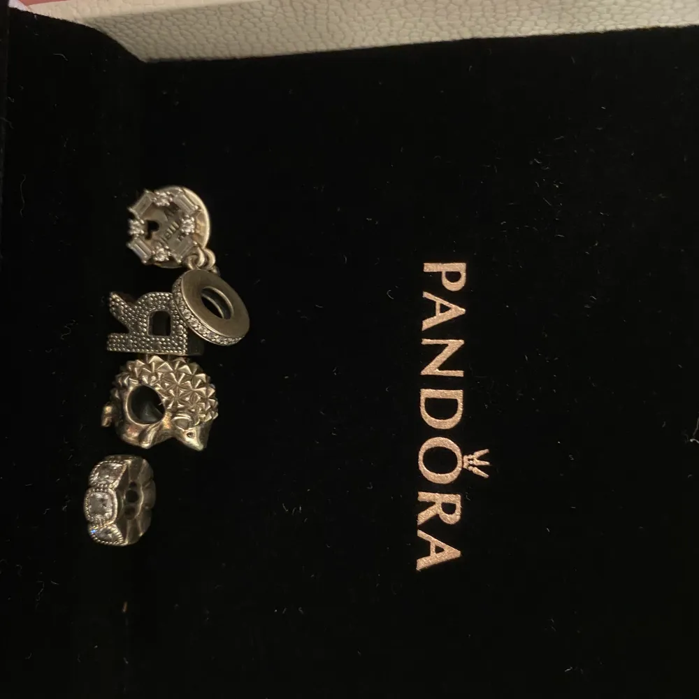 Äkta silver Pandora berlockarmand, allt för 900. Separat armband 500kr. . Accessoarer.