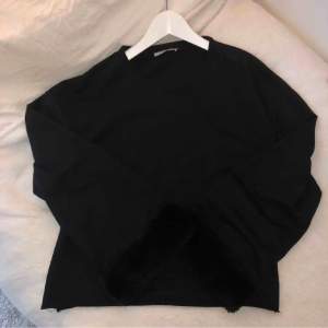 Så fin tröja från Zara som jag inte får användning för💕 Storlek S. Den har fluffiga svarta ärmar som är lite utsvängda, så fint! 