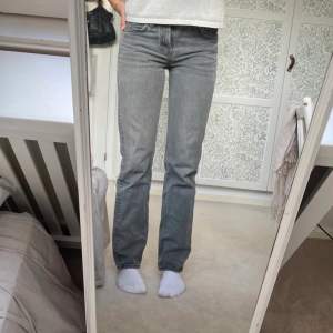 Säljer mina superfina mod Rise gråa zara jeans då de blivit försmå. Båda bilderna är lånade men det är bara att skriva privat för egna bilder. Superbra skick då jag haft två par och där med inte använt dessa så mycket. Startpris 150kr💘💘