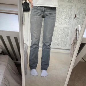 Gråa mod rise zara jeans  - Säljer mina superfina mod Rise gråa zara jeans då de blivit försmå. Båda bilderna är lånade men det är bara att skriva privat för egna bilder. Superbra skick då jag haft två par och där med inte använt dessa så mycket. Startpris 150kr💘💘