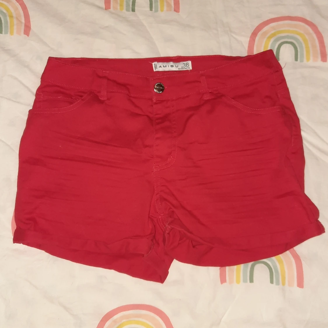 Röda jeans shorts