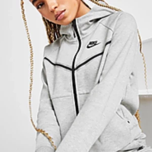 Nike tech fleece - En snygg Nike tech hoodie i grå färg strl S men är ganska lång och stor på mig så det är drf jag vill sälja den. Jag köpte den igår från butik här i Spanien för 1,300kr den ä jättefin men jag vill köpa en mindre strl inte använd så mycket! 