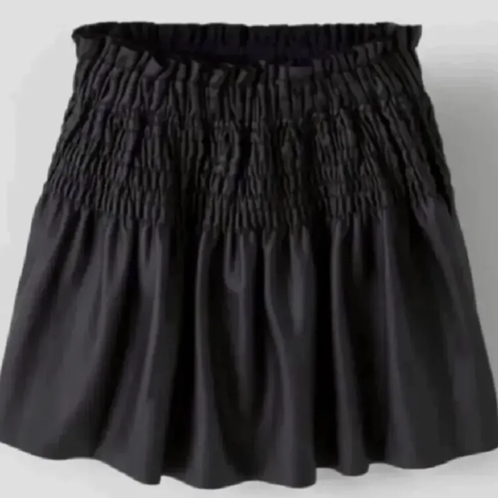 Säljer en jättefin svart skinn kjol från zara.. Kjolar.