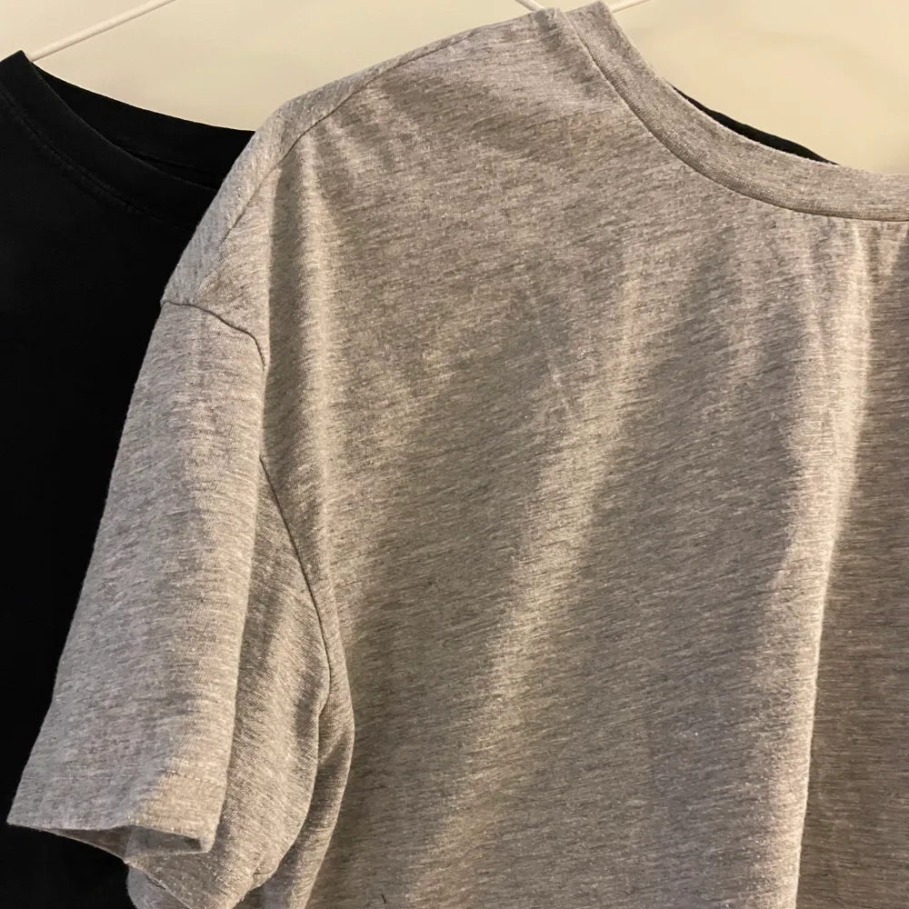 Säljes 2 oanvända crop tops! En ljusgrå & en mörk grå :) passar S-M beroende på passform! 100 st/ 150kr för båda. T-shirts.