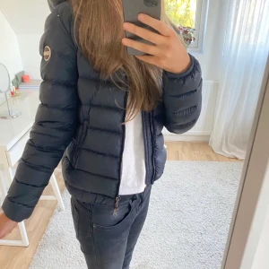 Colmar jacka!! - Säljer min älskade colmar jacka!! köpt förra året för 4000 kr💗💗använd men ser ut som ny!! hör av er om ni har frågor eller  fler bilder osv