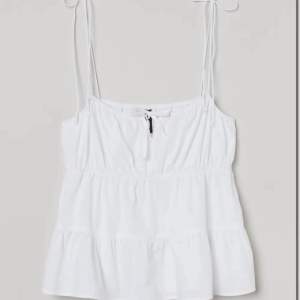 En vit tröja från H&M säljer för 100 kr plus frakt i storlek XS. 