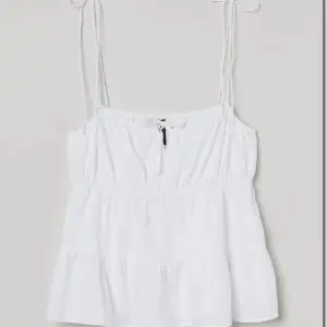 En vit tröja från H&M säljer för 100 kr plus frakt i storlek XS. 