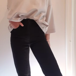 Levi's  - Super fina och sköna Levi's jeans. Modell 70's High Straight. Knappt använda. Bra skick. Vid fler frågor eller bilder, skriv privat 🍁💗