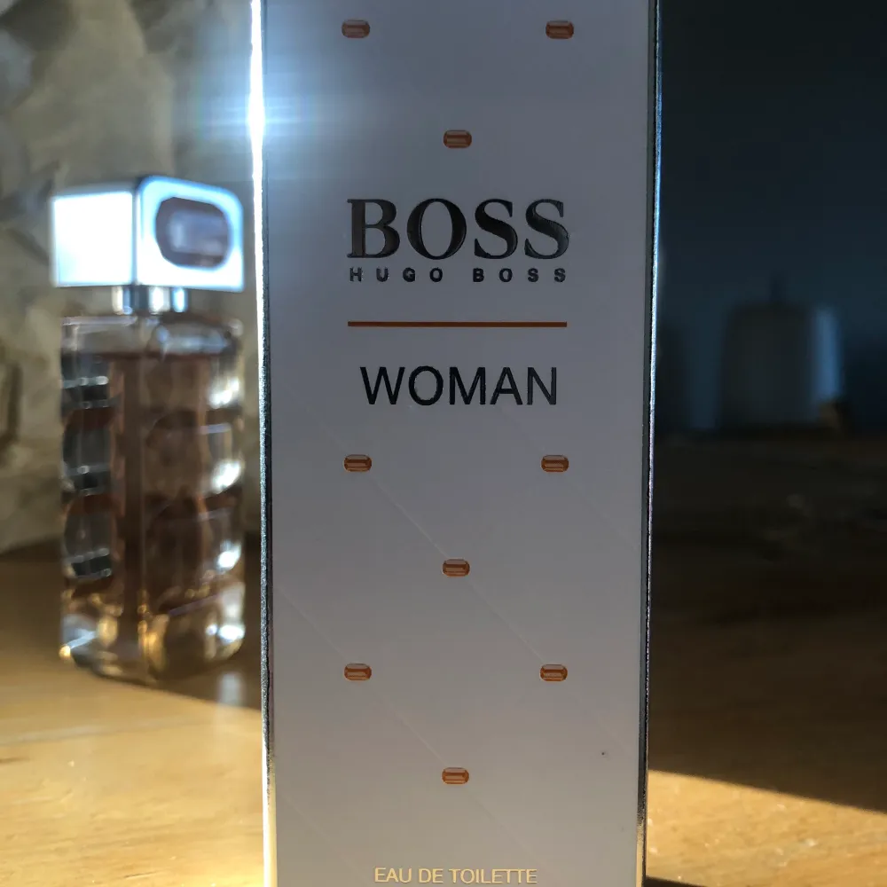Oanvänd Hugo Boss Woman parfym, med somrig, fruktig, fräsch och lätt doft!✨🌸 Den är en bra balans mellan vardagsparfym såväl som vid speciella tillfällen. (Originalpris: 520:-)  📫📦 Fraktkostnad tillkommer! . Övrigt.