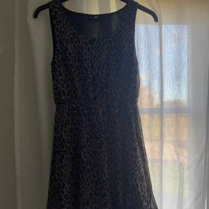 En klänning i leopardmönster från JC i storlek S 