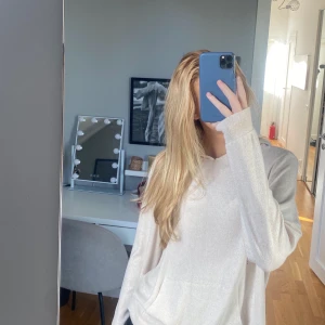 Beige stickad hoodie  - Säljer min beiga/benvita stickad hoodie som aldrig använt. Den är jätte fin och helt ny! Jag bär den som vanligtvis är en xs💗