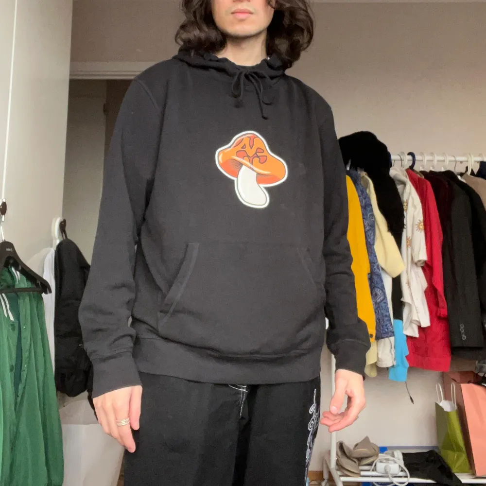 En Hoodie från Eva Skateboards i storleken: (EU L/US M)   Modellen är 178cm.. Hoodies.