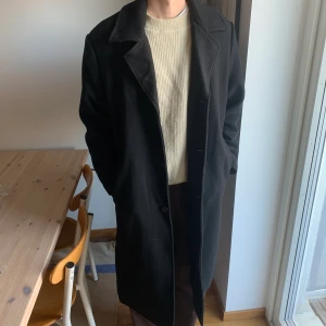 Lång svart ull kappa - Lång svart ullkappa från weekday. Storlek M. Fint skick, knappt använd!