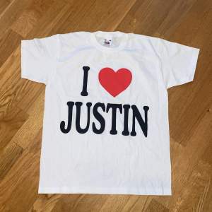 I heart Justin baby tee säljer två st på min profil. Skriv vid köp använder ej köp nu ❤️ storlek 140 passar som croppad T-shirt 