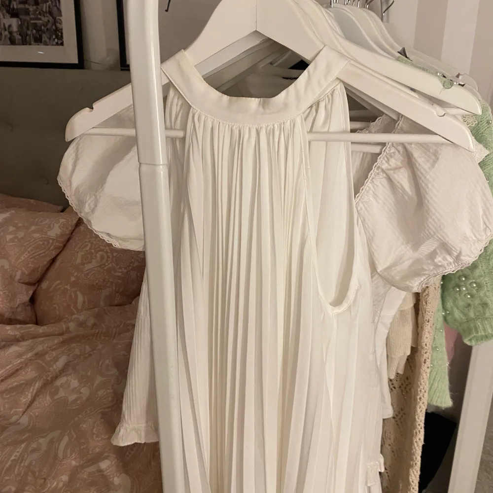 Jättefin vit klänning i storlek S❤️‍🩹 aldrig använd!. Klänningar.