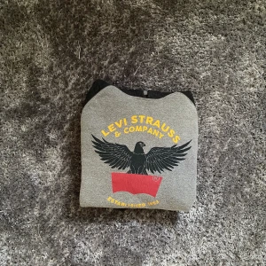 Levi’s Hoodie - Ovanlig hoodie från Levi’s. I använt skick. Storlek L. Om du har några frågor så är de bara att ställa de i dm🙂