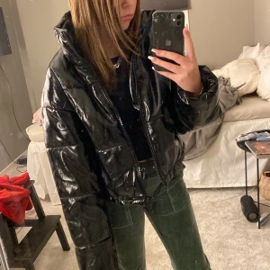 Lackjacka - En fin o väll behålld lackjacka från HM. Inga skador eller fläckar, har använts fåtal gånger. Slutar precis under midjan❤️❤️❤️