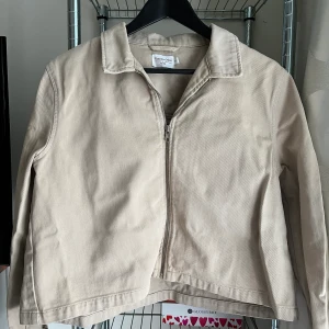 Beige denimjacka - Beige ”denim” jacka från NA-KD. Rätt kort i modellen, se bild 3. Storlek M men passar också en S beroende på önskad passform. Relativt använd. 🍁