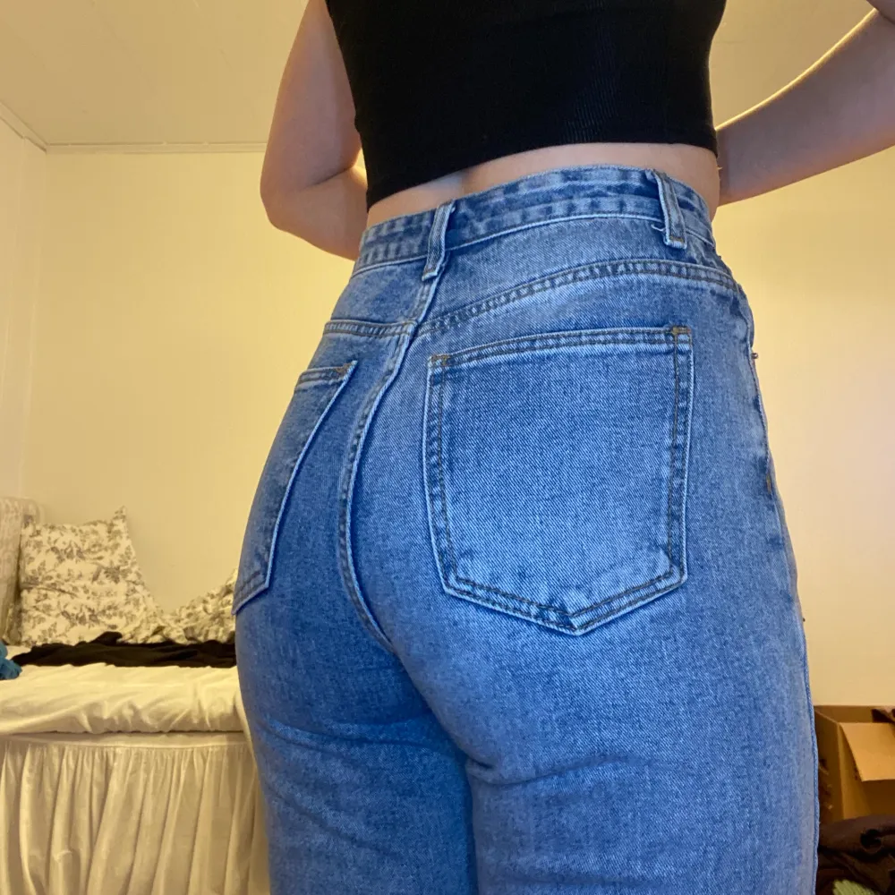 Jeans från pretty little thing, jag är 172cm som referens. Storlek 34, men passar mig tight som är en 36.. Farkut & Housut.