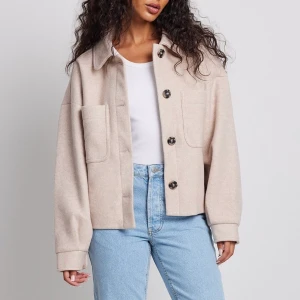 NA-KD kappa - Kort populär kappa från NA-KD! Nyskick. Skriv för privata bilder!