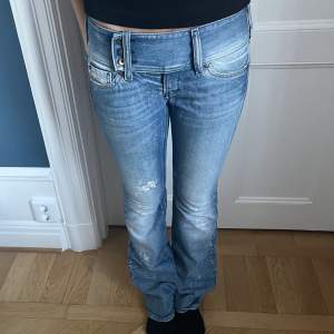 Säljer nu dessa så snygga lågmidjade bootcut jeans från Diesel! Fin detalj vid midjan🤩 Skriv för fler frågor eller funderingar💕modellen på bilden är 171! Direkt pris 1000kr❤️