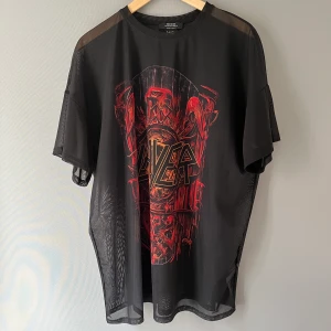 Tunn tröja från Bershka - Köpt i Barcelona för ca 3 år sedan. Använd enstaka gånger. Cool att ha över ett linne❤️‍🔥 Priset är inklusive frakt.