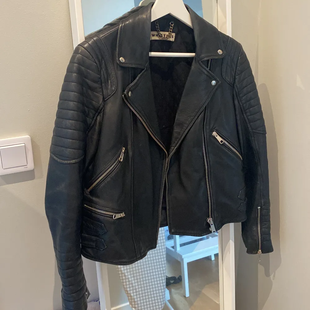 Real leather jacket from whistles very very worn but great fit . Jackor.